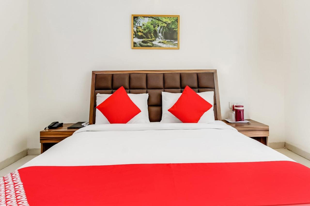 Oyo 10213 Hotel Panache ماثورا المظهر الخارجي الصورة