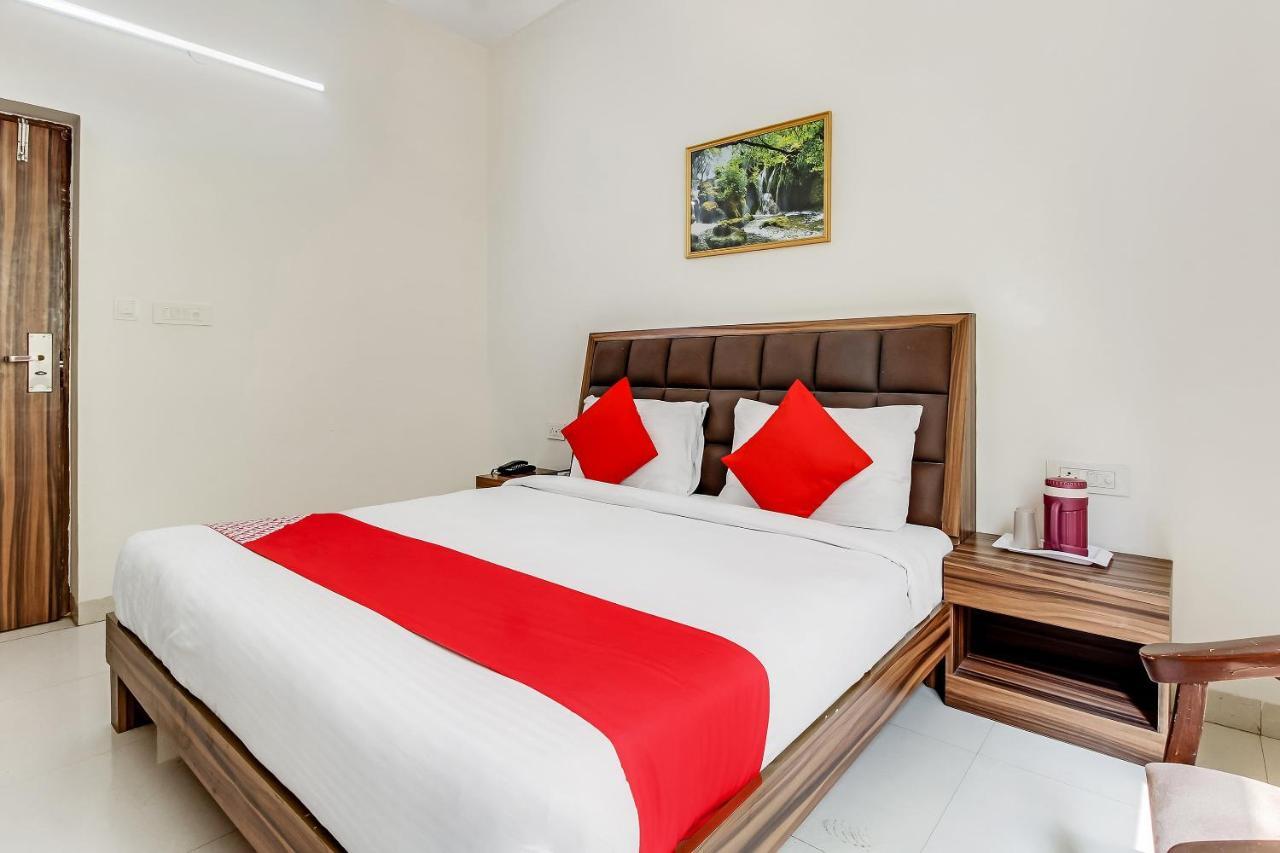 Oyo 10213 Hotel Panache ماثورا المظهر الخارجي الصورة