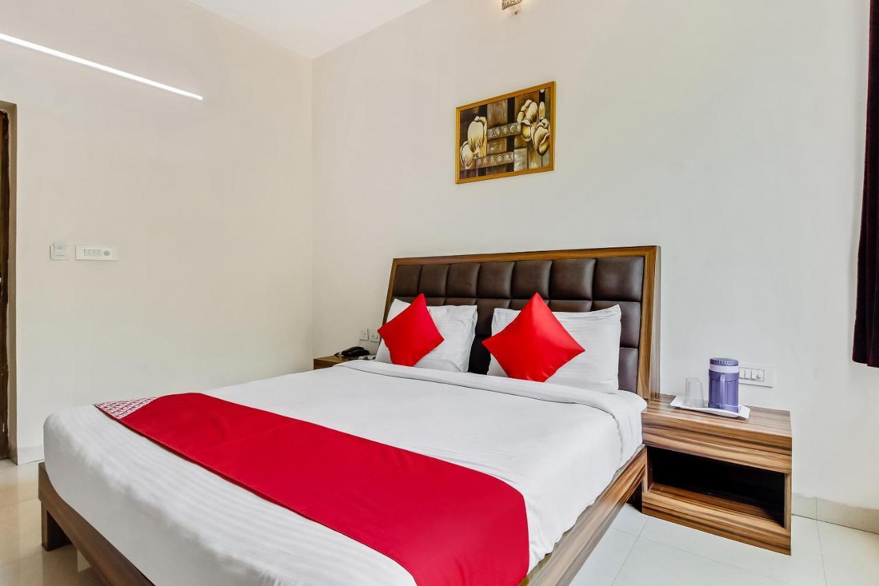 Oyo 10213 Hotel Panache ماثورا المظهر الخارجي الصورة