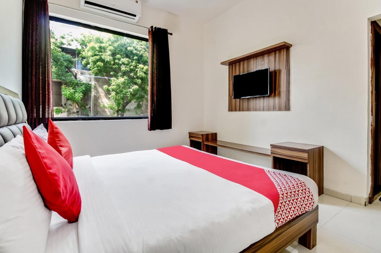 Oyo 10213 Hotel Panache ماثورا المظهر الخارجي الصورة