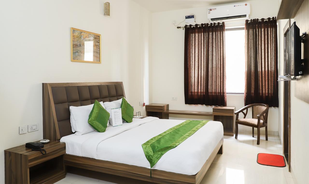Oyo 10213 Hotel Panache ماثورا المظهر الخارجي الصورة