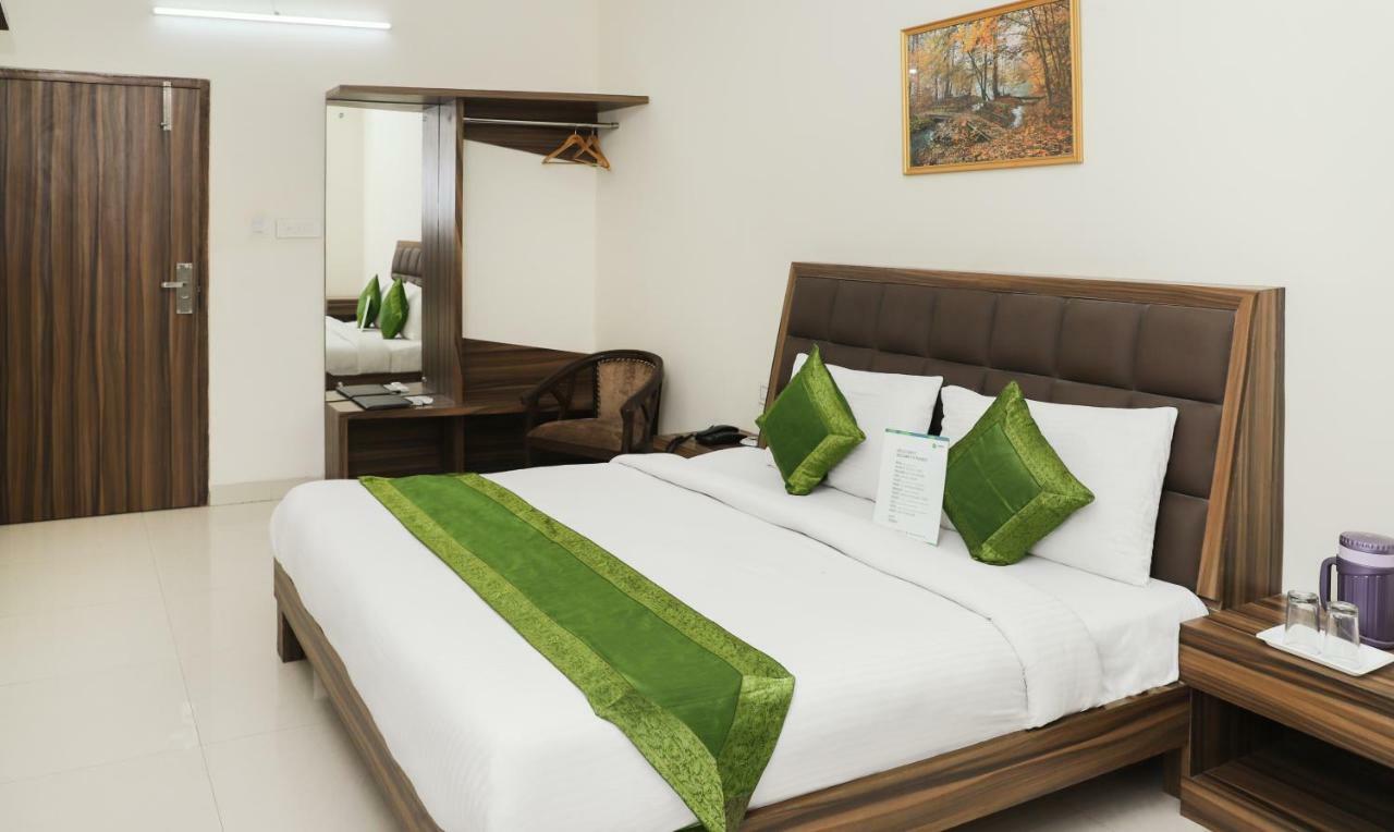 Oyo 10213 Hotel Panache ماثورا المظهر الخارجي الصورة
