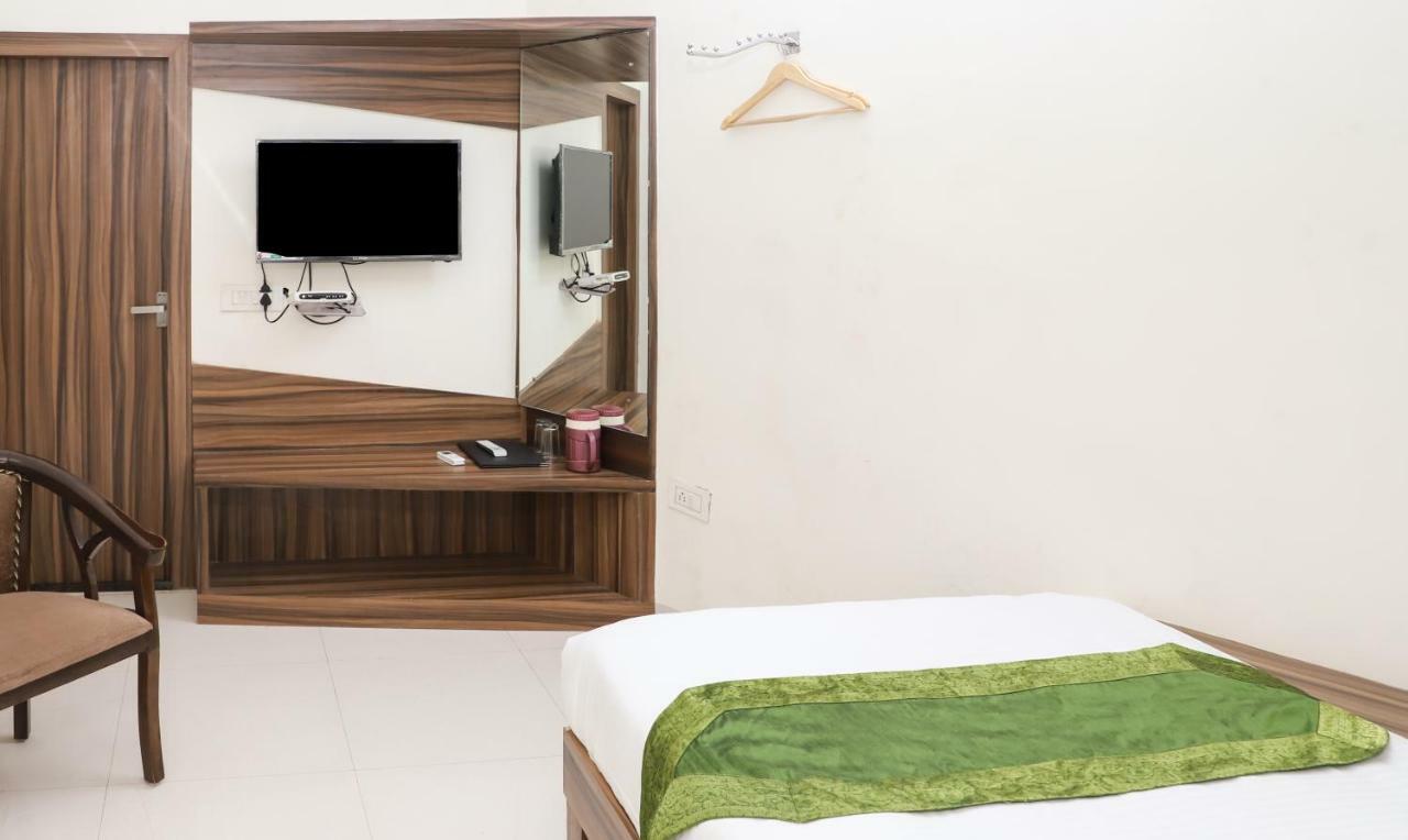 Oyo 10213 Hotel Panache ماثورا المظهر الخارجي الصورة