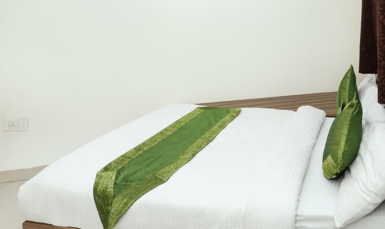Oyo 10213 Hotel Panache ماثورا المظهر الخارجي الصورة